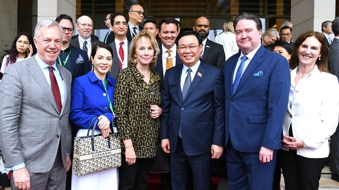 Le président de l'Assemblée nationale, Vuong Dinh Hue, a reçu la délégation du Conseil des affaires des États-Unis