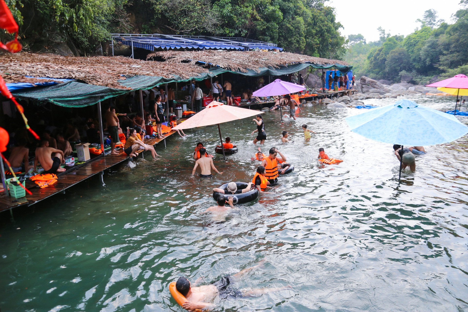 យុវជន​ចេញ​ពី​ទីក្រុង​ទៅ​លេង​ភ្នំ​ទៅ​ងូត​ទឹក​តាម​ដង​អូរ​ដើម្បី​ឲ្យ​ត្រជាក់​ចិត្ត រូបថត ៣