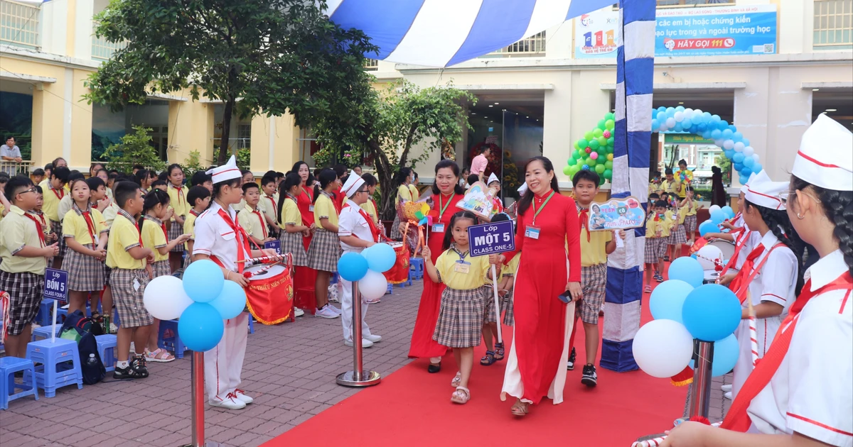 បើក​ដំបូង​នៅ​សាលា​ស្តង់ដារ​ជាតិ​កម្រិត​២