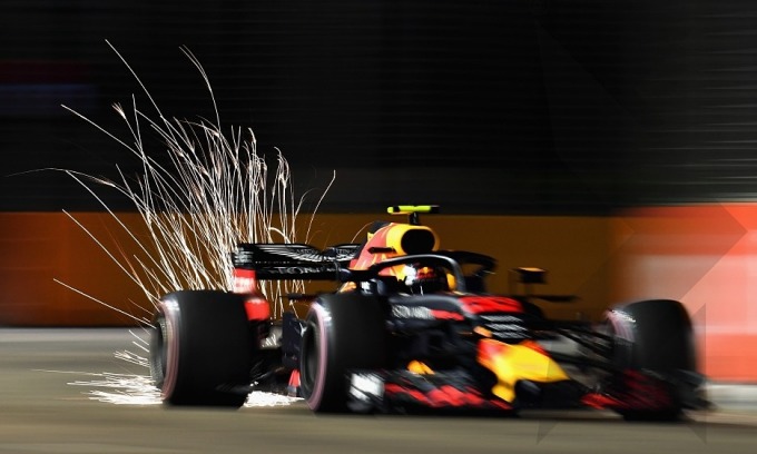 9月17日、シンガポールのストリートサーキットを走るフェルスタッペンのRB19。写真：AP