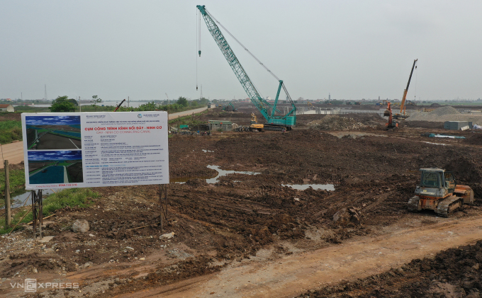 Construction work is in disarray as the World Bank agreement nears its closing date. Photo: Ngoc Thanh