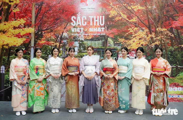 Chiêm ngưỡng những bộ kimono qua bàn tay tài hoa của chuyên gia kimono Junko Sophie Kakizaki tại sự kiện "Sắc thu Việt - Nhật" - Ảnh: NGUYỄN HIỀN