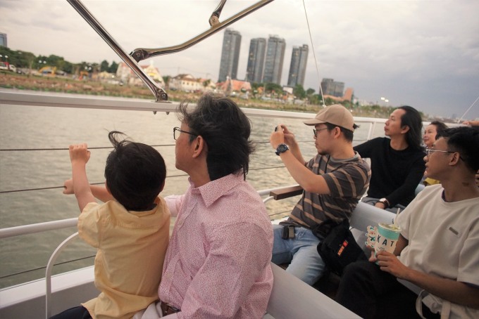 Tourists experience the view of the Saigon River on a double-decker river bus, December 2023. Photo: Bich Phuong