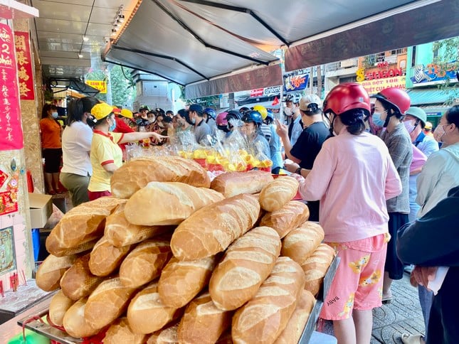 តម្រង់​ជួរ​តាំង​ពី​ព្រលឹម​ដើម្បី​ទិញ​ជ្រូក​អាំង​ថ្វាយ​បង្គំ​ព្រះ​នៃ​ទ្រព្យ​សម្បត្តិ រូបថត ១