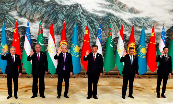 習近平国家主席（左から4人目）が5月19日、西安で開かれた会議で中央アジア諸国の首脳5人と記念撮影をしている。写真：ロイター