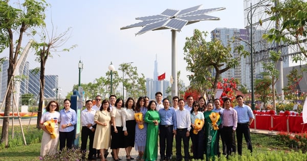 Riesiger Sonnenblumen-Solarbaum erzeugt sauberen Strom am Saigon-Fluss