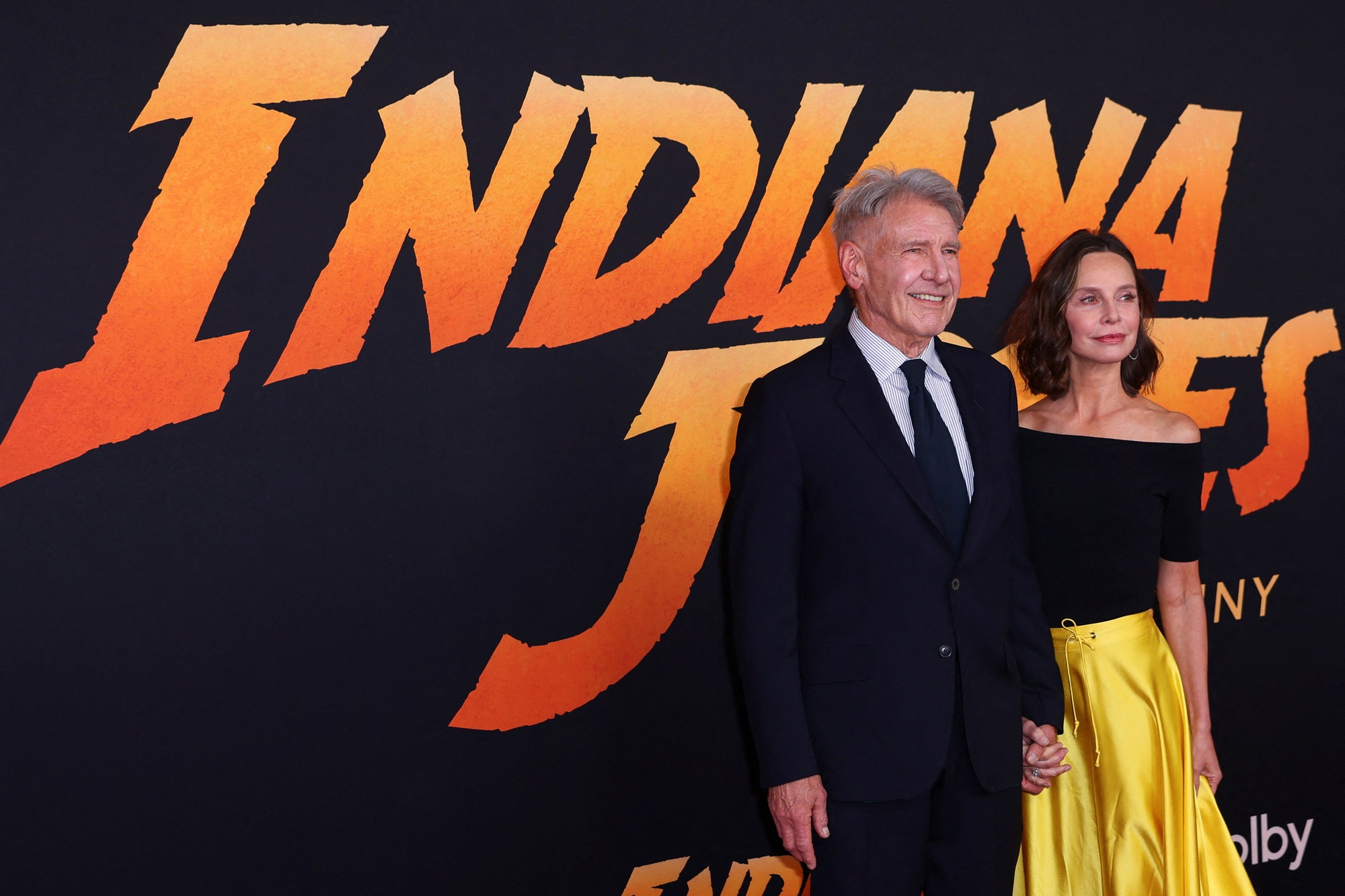 Tuổi 80, Harrison Ford vẫn phong độ cùng vợ trên thảm đỏ - Ảnh 2.