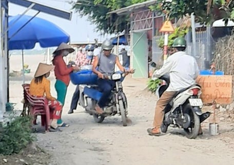 The An Phuoc ferry toll collection point has been moved to the wharf in Ben Tre province.