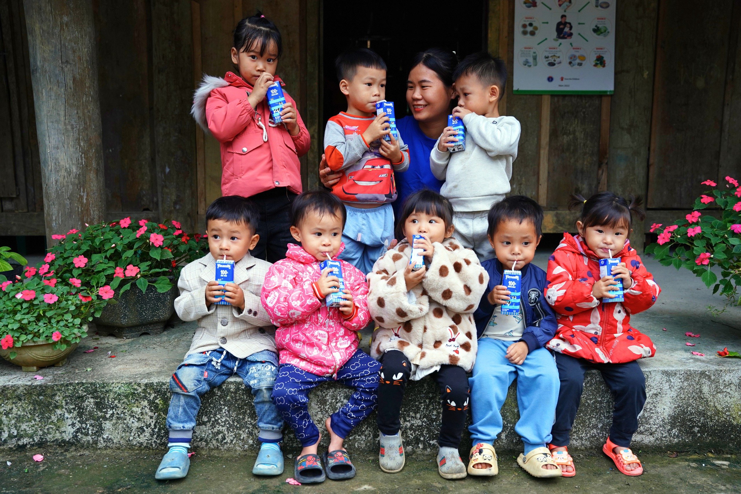 Áo ấm, sữa ngon, quà vui đến với cô trò vùng cao những ngày đầu đông- Ảnh 11.