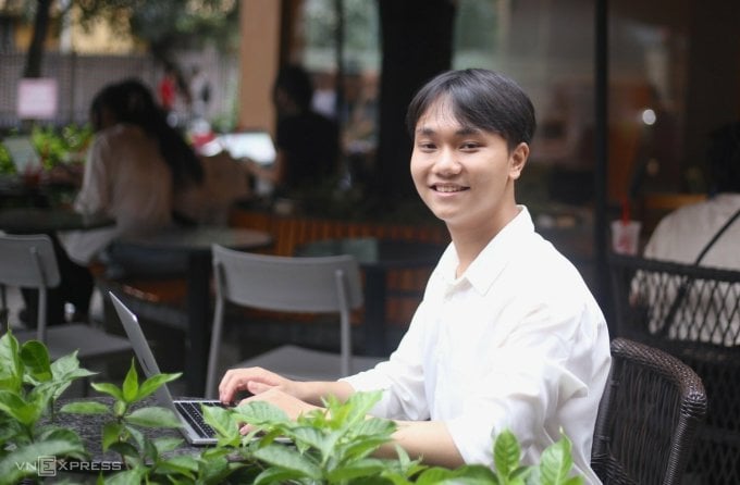 Thang Long sits working at a cafe near Hanoi University of Science and Technology, afternoon of September 27. Photo: Duong Tam