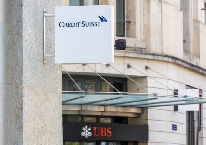 โลโก้ UBS และ Credit Suisse บนอาคารในเมืองเจนีวา ภาพ : รอยเตอร์ส