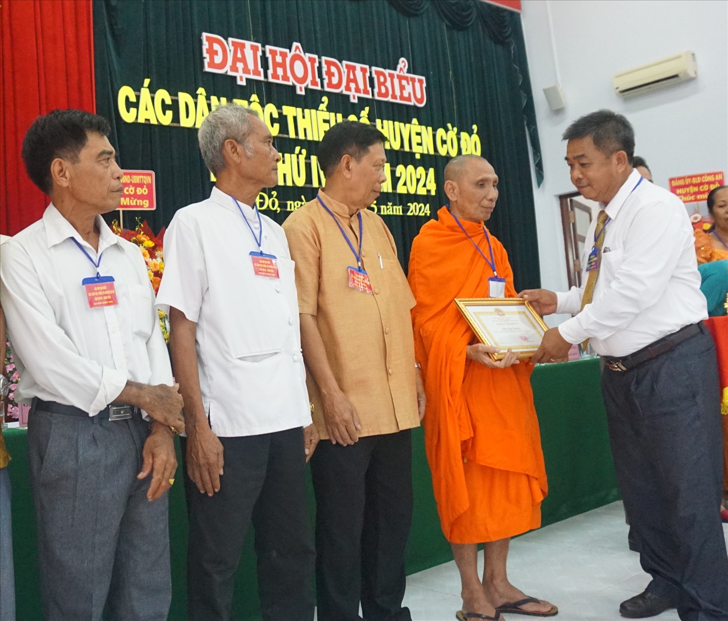 Ông Phạm Minh Thuấn, Phó chủ tịch UBND, Trưởng ban Tổ chức Đại hội huyện Cờ Đỏ trao giấy khen của Chủ tịch UBND huyện đến các cá nhân đã có thành tích tiêu biểu trong thực hiện chính sách dân tộc và công tác dân tộc trên địa bàn huyện