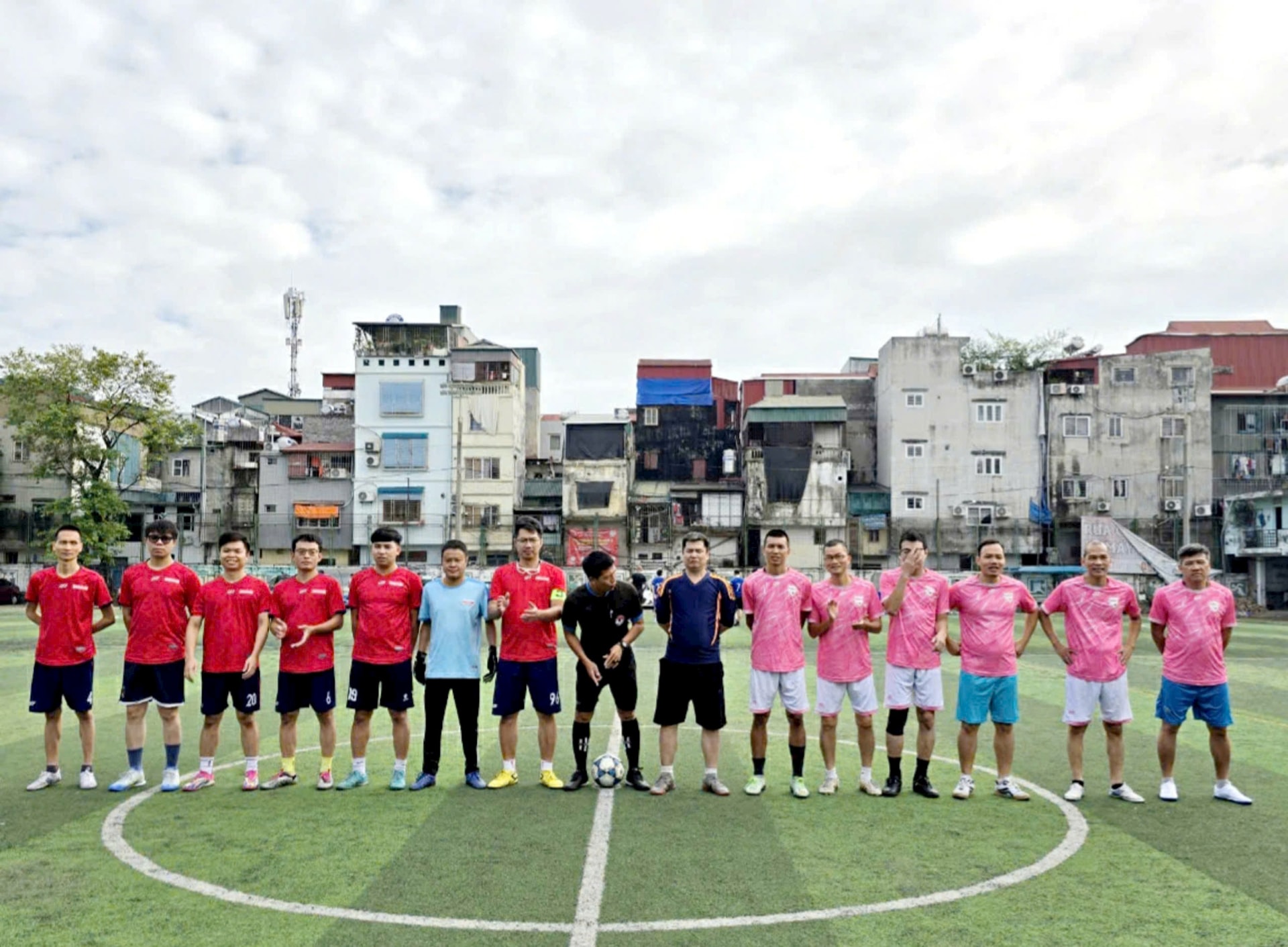 Le journal de la ville de Hanoi inaugure un stade de football en 2024, photo 1