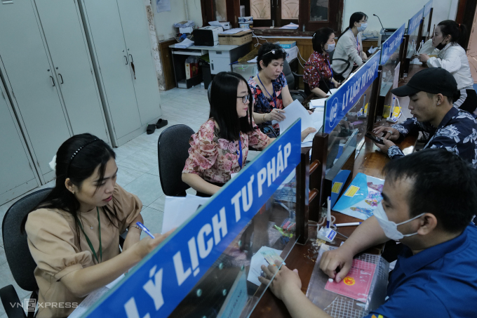 Officials from the Hanoi Department of Justice handle administrative procedures for people, April 2023. Photo: Ngoc Thanh