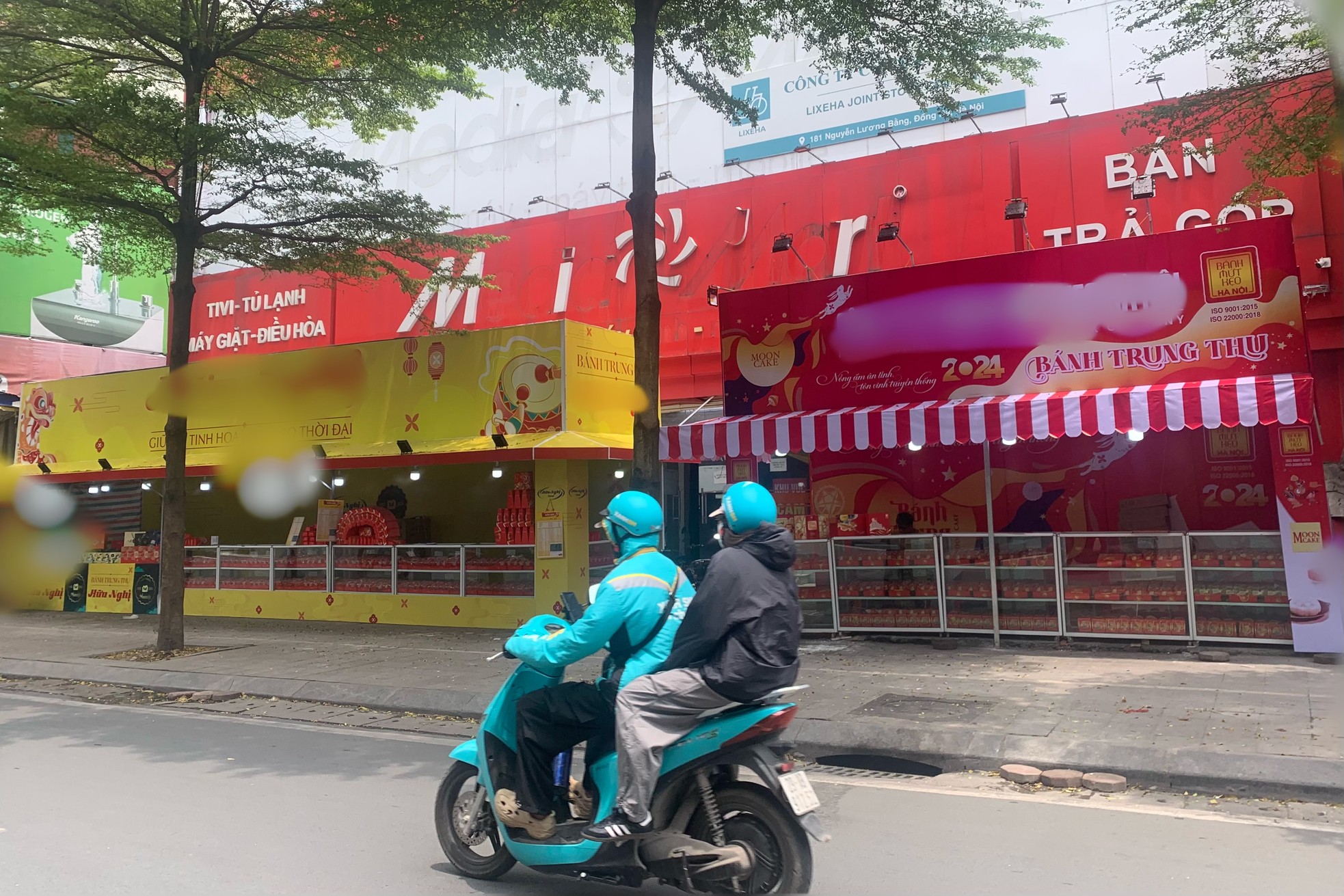 Mooncakes 'hit the streets' early, waiting for customers to buy photo 1