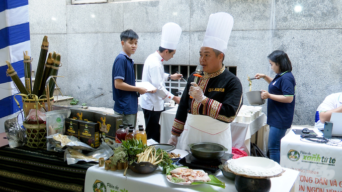 Tại sự kiện, các đại biểu được chứng kiến các đầu bếp hàng đầu trình diễn nấu món phở Tây Nguyên. Ảnh: Minh Sáng.