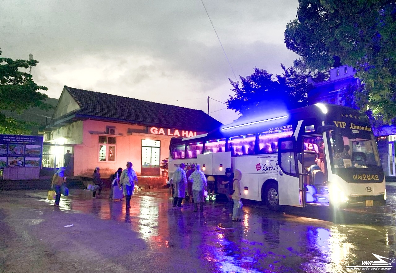 Incidente del deslizamiento de tierra del túnel de Chi Thanh: se espera que se transporten casi 2.700 pasajeros en la tarde y noche del 21 de mayo