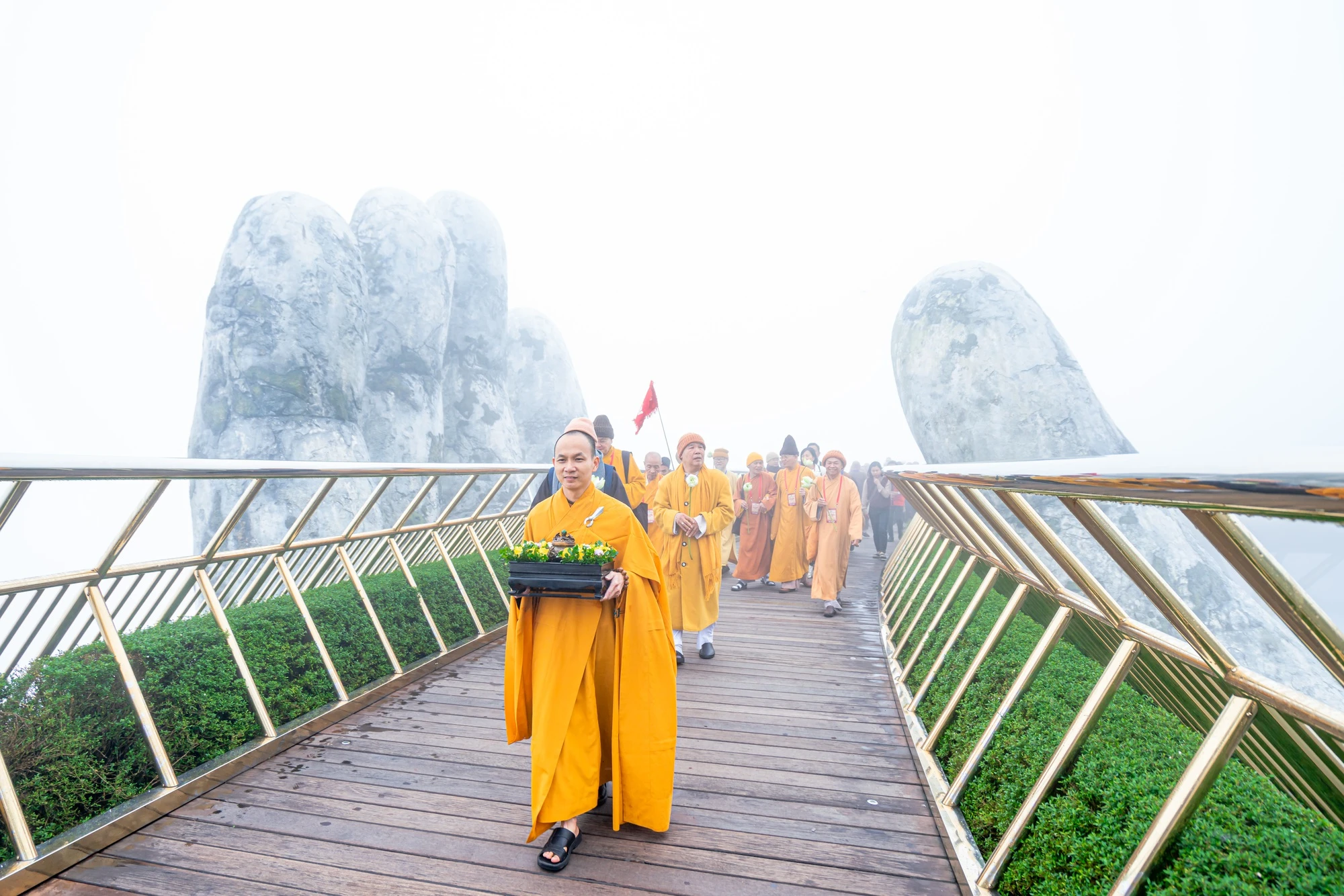 Hơn 300 Tăng Ni Sư đến quần thể tâm linh trên đỉnh Bà Nà hành hương - Ảnh 2.