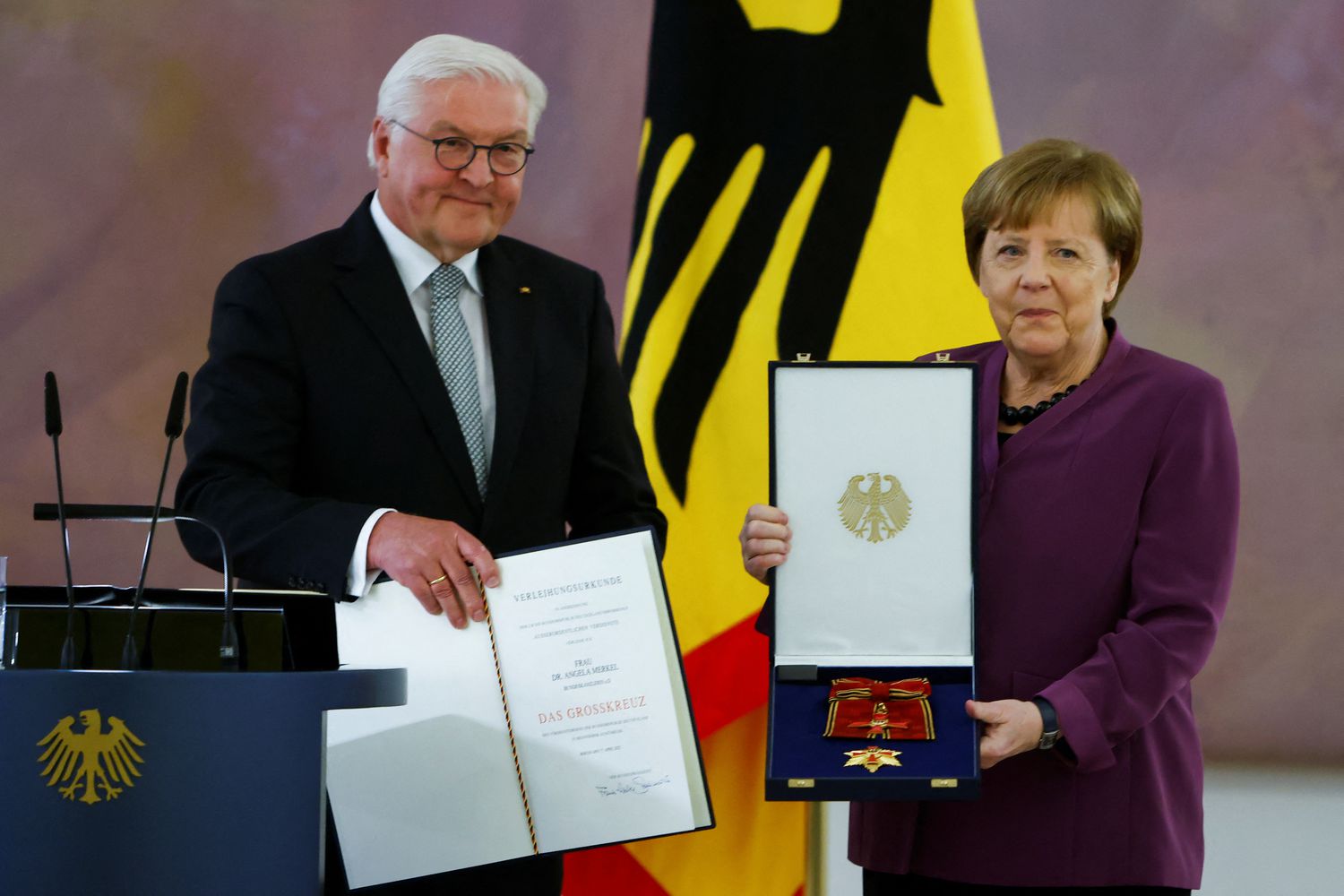 L'ancienne chancelière Merkel reçoit la plus haute médaille d'Allemagne photo 1