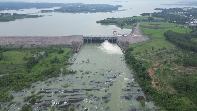 Das Wasserkraftwerk Tri An verdoppelte den Hochwasserabfluss, der Vorsitzende der Provinz Dong Nai gab „heiße“ Anweisungen. Foto 1