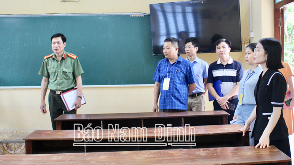 The Department of Education and Training inspection team inspected the examination room system at Nguyen Hue High School (Nam Dinh City).