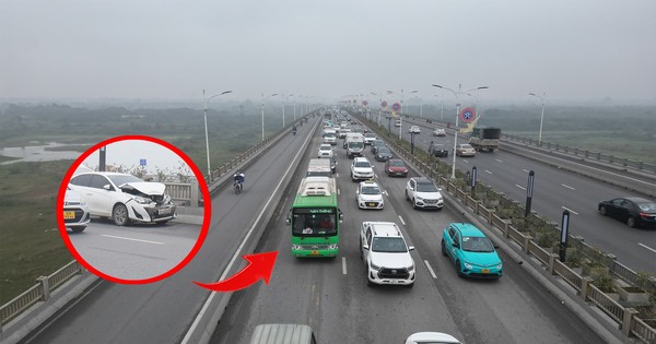 Nach einem Unfall zwischen zwei Autos war die Vinh-Tuy-Brücke von morgens bis mittags gesperrt.