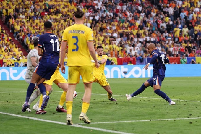 Munich, Alemania: Donyell Malen, de los Países Bajos, marca el segundo gol de su equipo durante la final de la UEFA.jpg