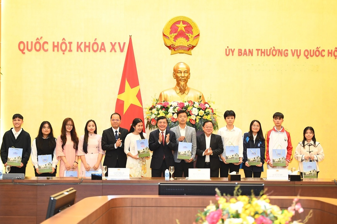 นักศึกษาที่เรียนดีที่สุด 120 คนได้รับทุนการศึกษา