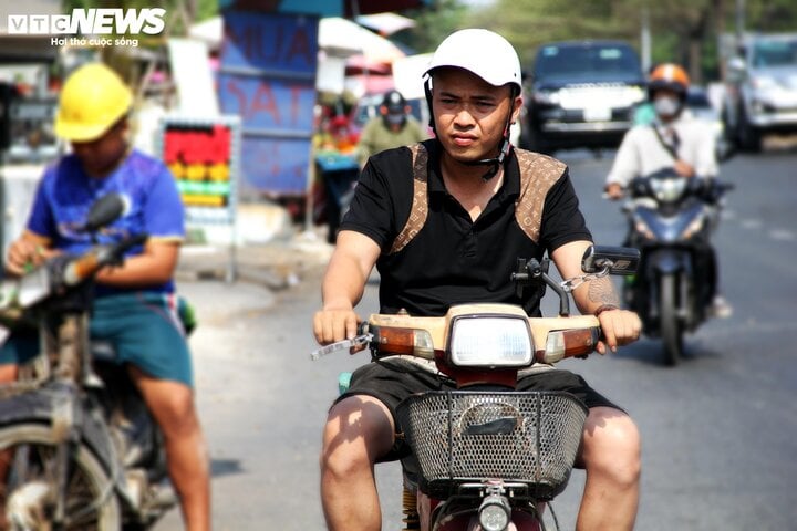 El clima en Ciudad Ho Chi Minh el 11 de abril, nublado, caluroso y soleado combinado con un alto índice UV, la temperatura más alta alrededor de 38 grados Celsius.