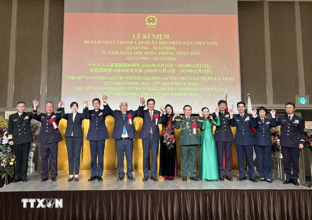 ผู้แทนถ่ายภาพเป็นที่ระลึกในพิธี (ภาพ: Xuan Giao/VNA)
