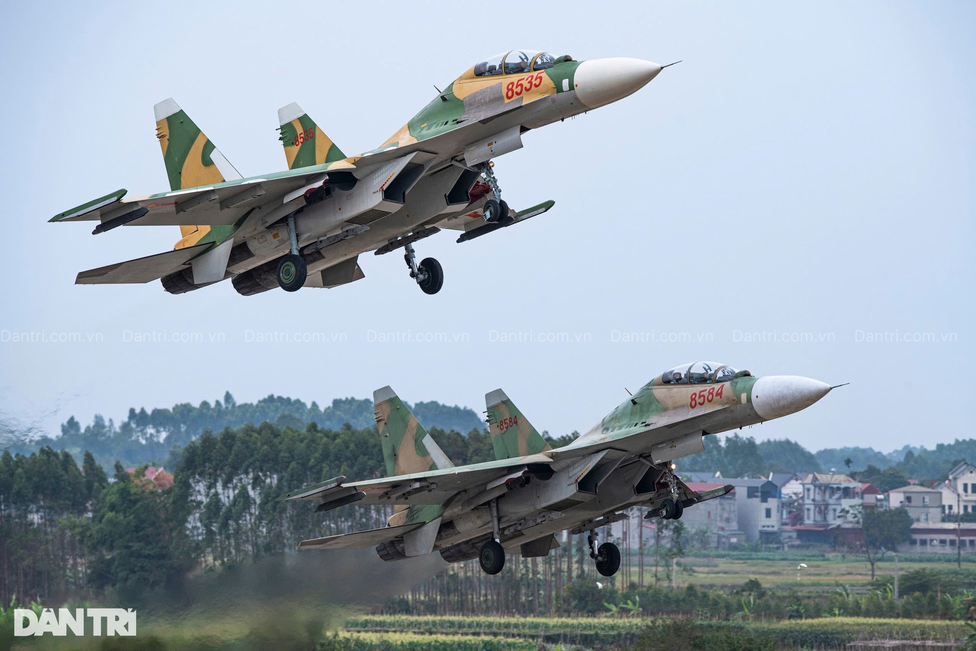 Hổ mang chúa SU-30MK2 thả 96 quả đạn nhiễu rực sáng bầu trời Hà Nội - 5