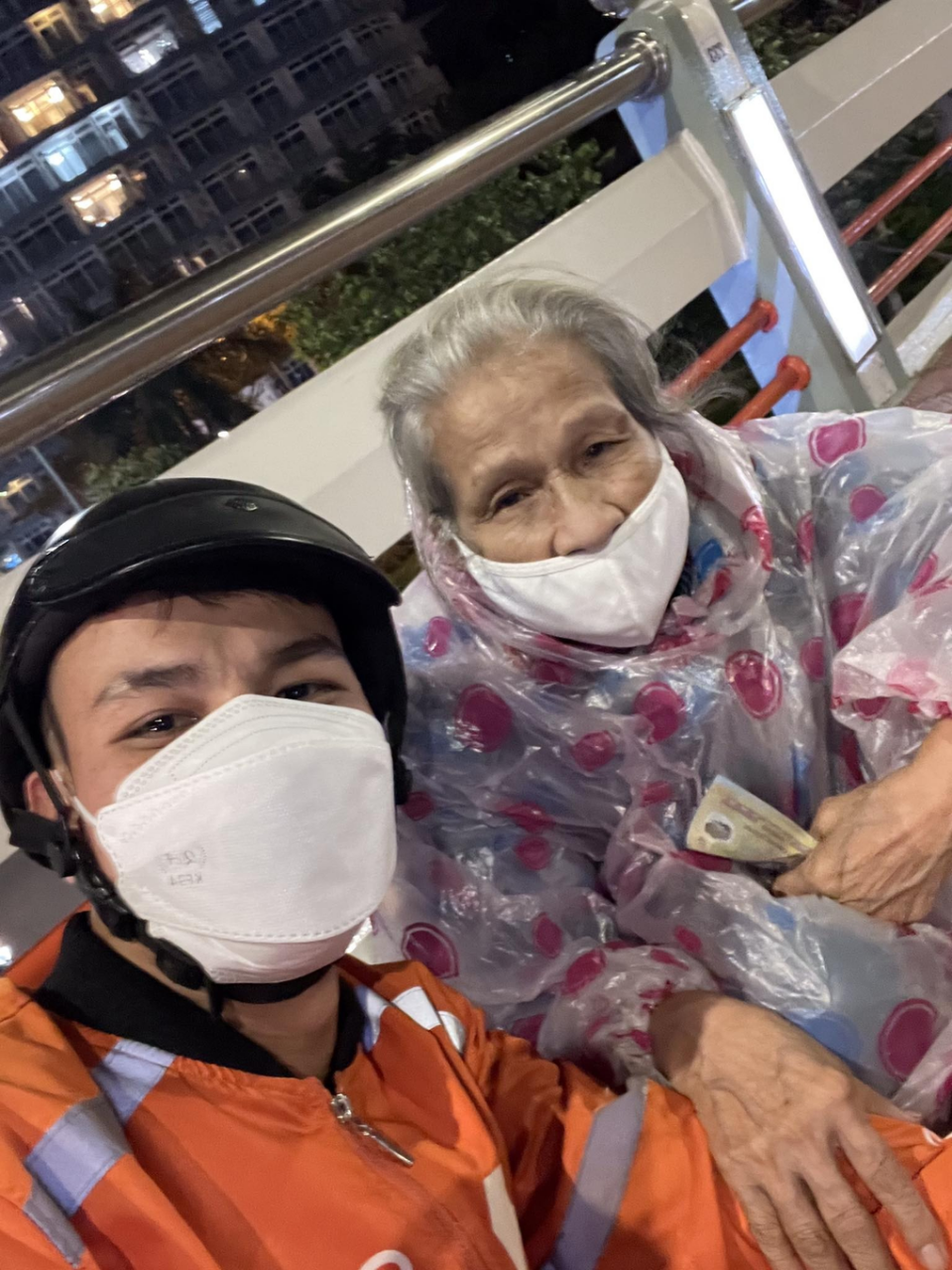 นักศึกษาขยันเรียนภาษาอังกฤษระหว่างรอรับใบปริญญา - 4 Nam sinh đại học cần mẫn học tiếng Anh trong khi chờ giao hàng - 4