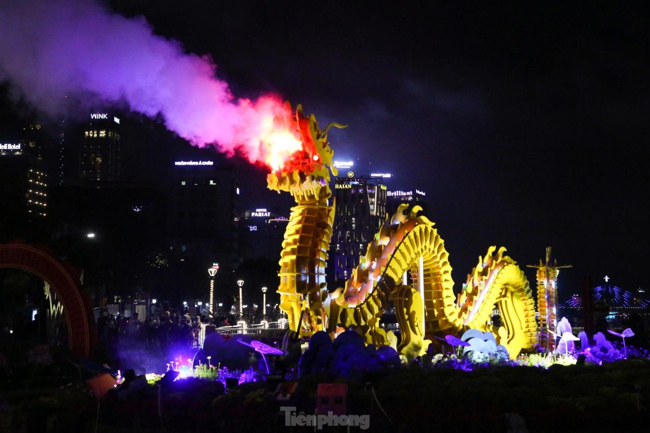 Multitudes de personas observan a la mascota dragón de Da Nang 'rociar agua y fuego' foto 7