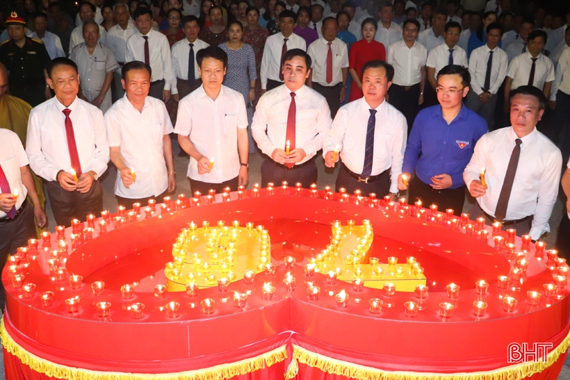 Les jeunes de Ha Tinh allument des bougies pour rendre hommage aux martyrs héroïques