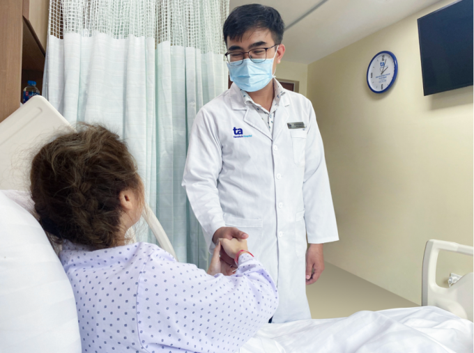 Ms. Lien talks with Dr. Tuan after surgery. Photo: Nguyen Tram