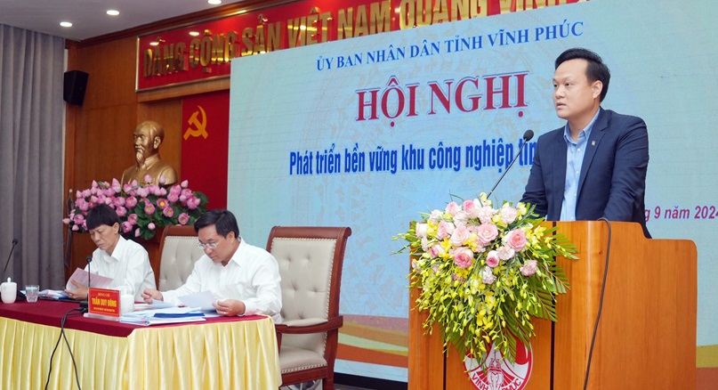 M. Trinh Van Quang, directeur du développement du projet du parc industriel Ba Thien 2, a présenté ses commentaires lors de la conférence. Photo du portail Vinh Phuc. 