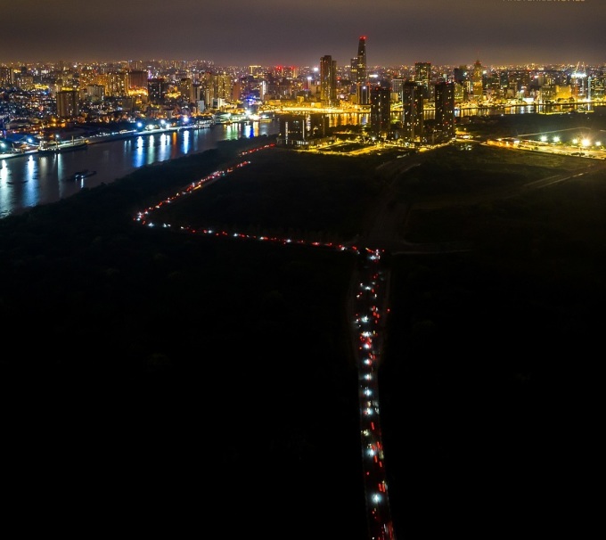 La carretera estará iluminada por coches eléctricos. Foto: VM