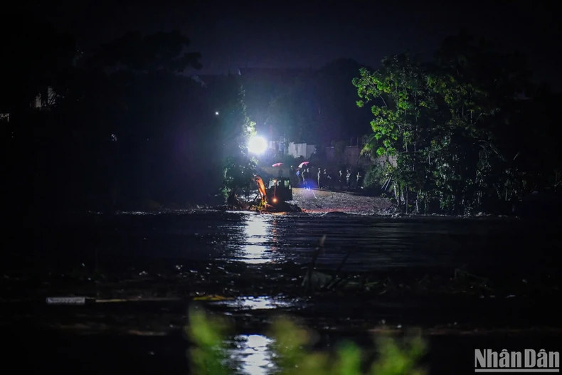 Der Fluss von Thao übertrifft das historische Level, das Wasser von Red River steigt auf einige Gebiete in Hanoi Foto 58