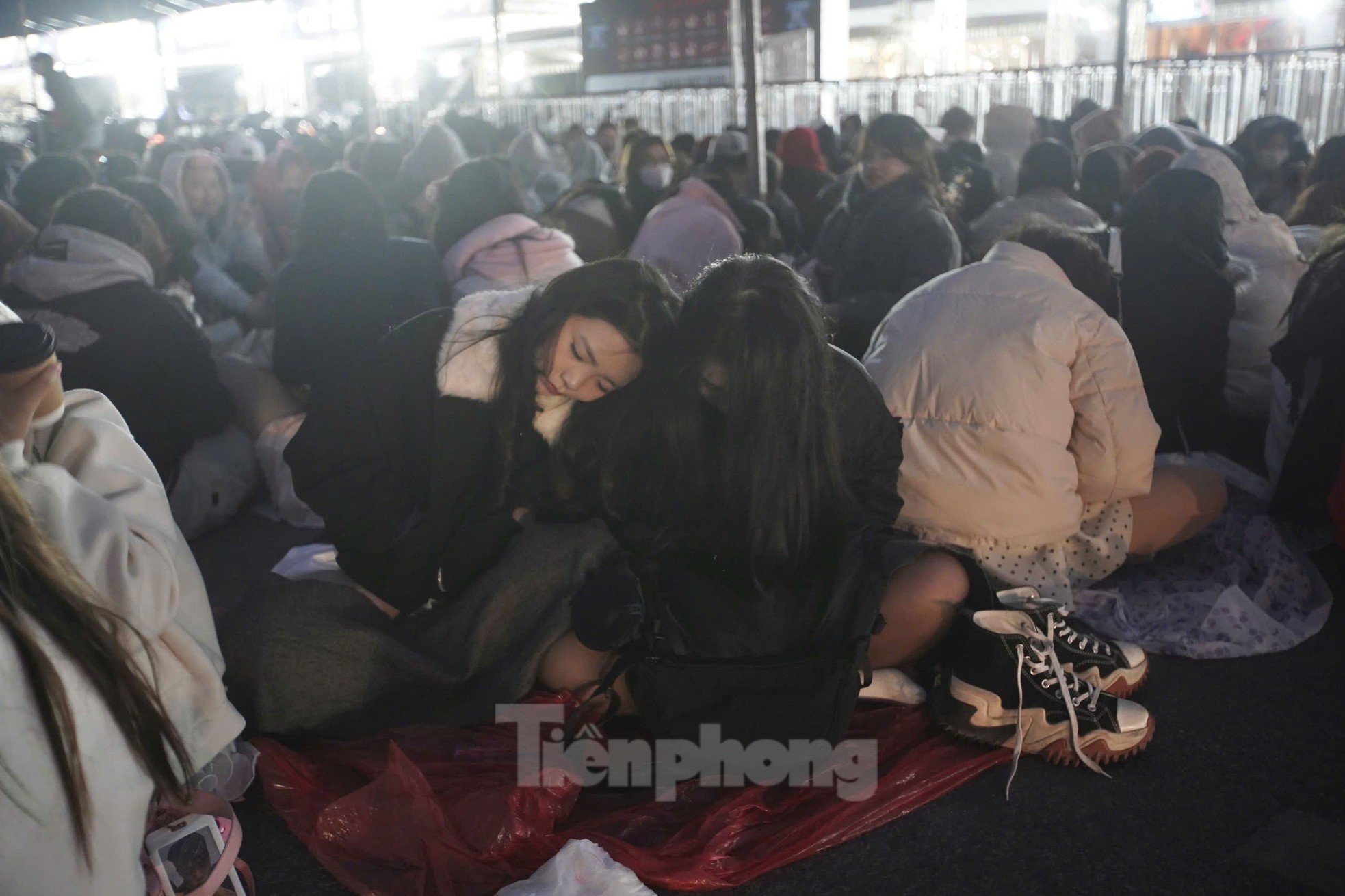 Long lines of spectators covered in scarves, sitting and sleeping right in front of My Dinh Stadium photo 15