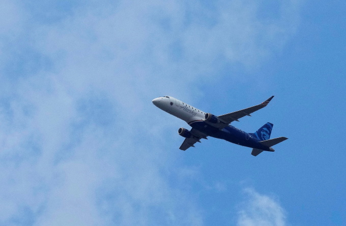 Un avión de Alaska Airlines despega en Alberta, Canadá, el 10 de julio. Foto: Reuters