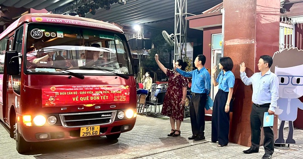 A school in Ho Chi Minh City organizes free buses to take teachers and students home for Tet holiday.