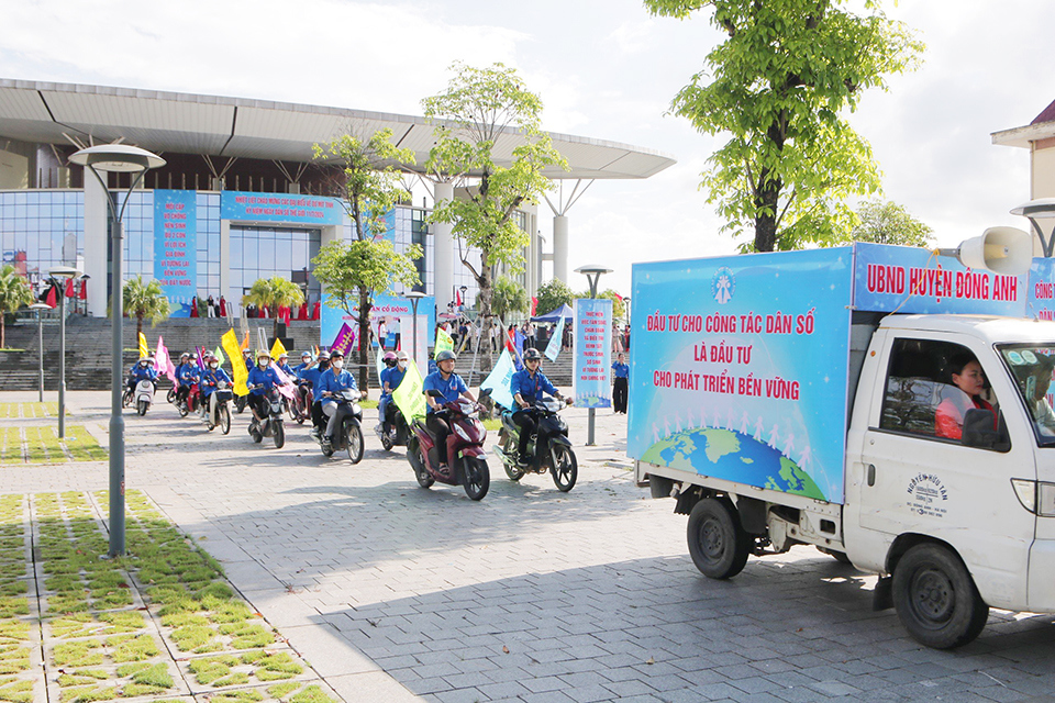 Đoàn Thanh niên huyện Đông Anh ra quân tuyên truyền công tác dân số hưởng ứng Ngày Dân số thế giới 11/7.