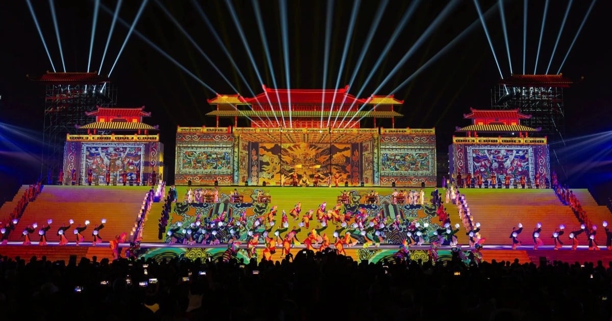 Des milliers de personnes assistent à la cérémonie d'ouverture du festival de Ninh Binh « Heritage Flow »