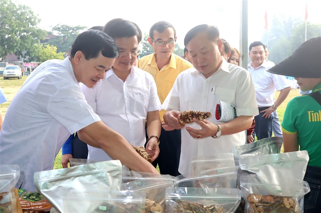 Booths displaying and promoting OCOP products in Quy Chau district. Photo: Thu Huong