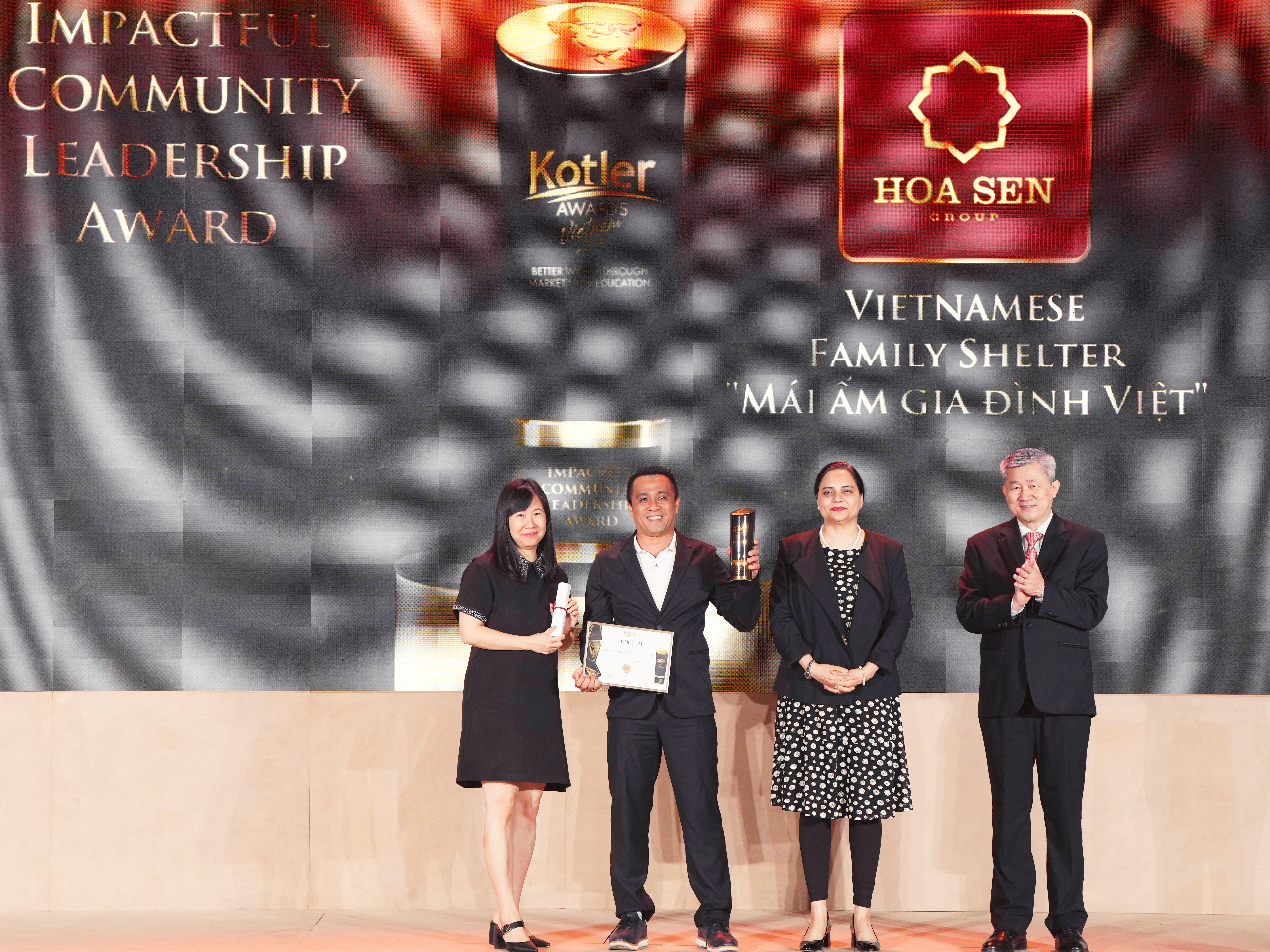 Das Wohltätigkeitsprogramm „Vietnamese Family Home“ der Hoa Sen Group hat viele Nominierungen übertroffen und bei den Kotler Awards Vietnam 2024 die Auszeichnung „Excellent Impactful Community“ gewonnen.