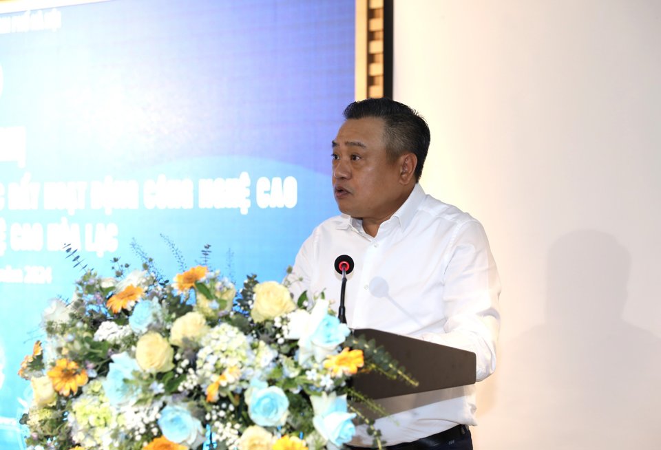 Chairman of Hanoi People's Committee Tran Sy Thanh speaks at the conference.