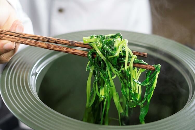 ¿Debes tapar o abrir la olla al hervir verduras?