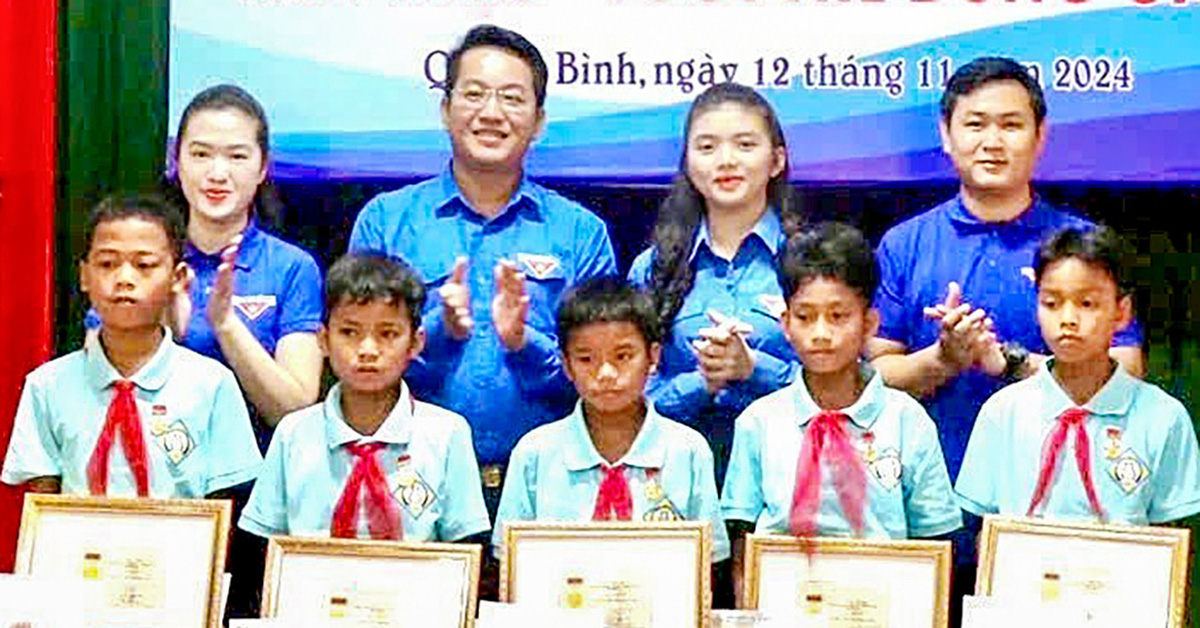 Awarding the Brave Youth badge to the group of students who saved two children swept away by the flood.