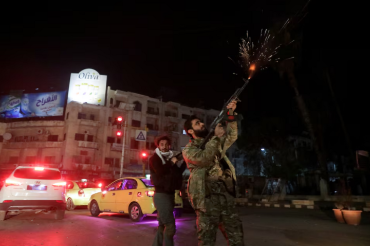 Los combatientes celebran después de que los rebeldes entraron en la ciudad de Hama, Siria, el 5 de diciembre. (Foto: Reuters)