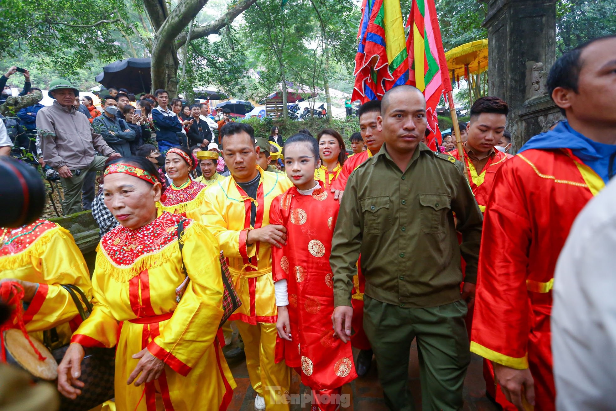 មនុស្ស​ម្នា​ប្រកួត​គ្នា​ដើម្បី​ផ្តល់​សំណាង​ដល់​ឧត្តមសេនីយ៍​ស្រី​អាយុ​១១​ឆ្នាំ​ក្នុង​ពិធីបុណ្យ Gióng រូបថត​ទី៧